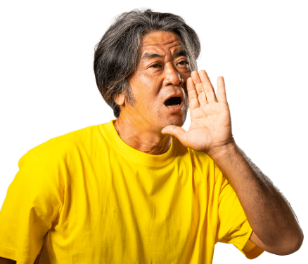 遠くに叫んでいるスタッフ