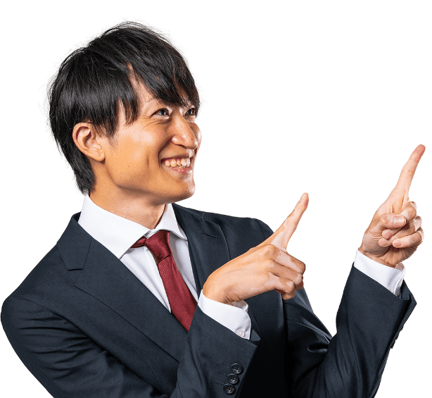 右上を両手の人差し指で指さしているスーツの男性