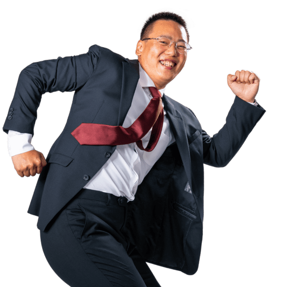 かけっこのポーズをしているスーツの男性
