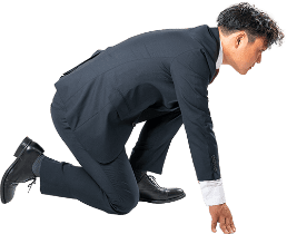 しゃがんでいる営業マン