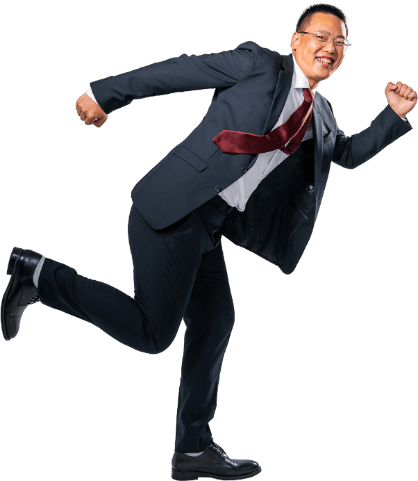 走る真似をしているスーツの男性