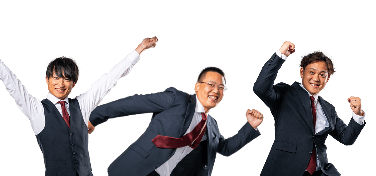 両手を広げているスーツの男性