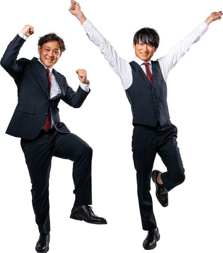 ガッツポーズをしているスーツの男性